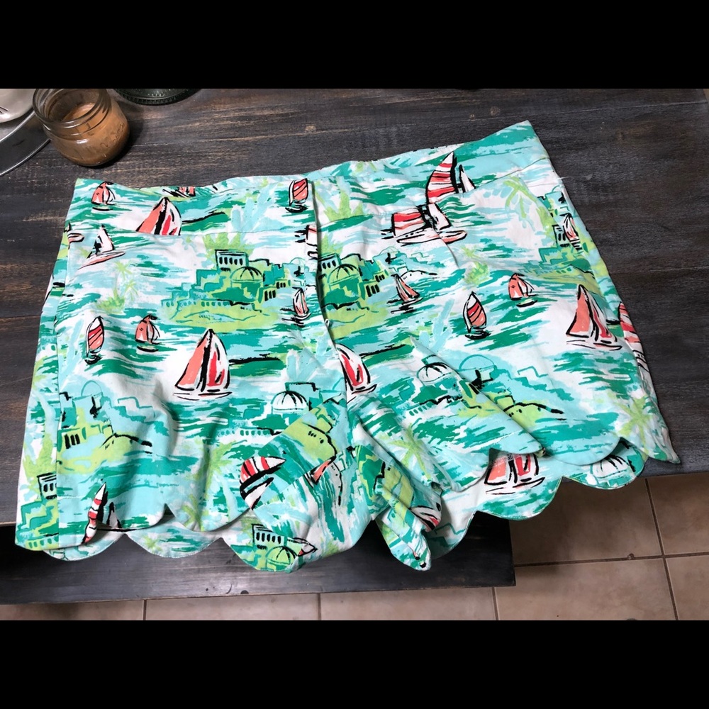 Crown and ivy scalloped shorts